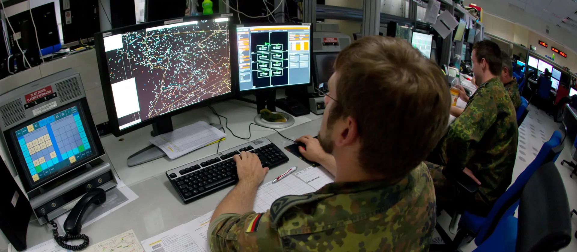 Soldaten des Einsatzfürungsdienstes der Luftwaffe sitzen vor Monitoren und beobachten den Luftraum.