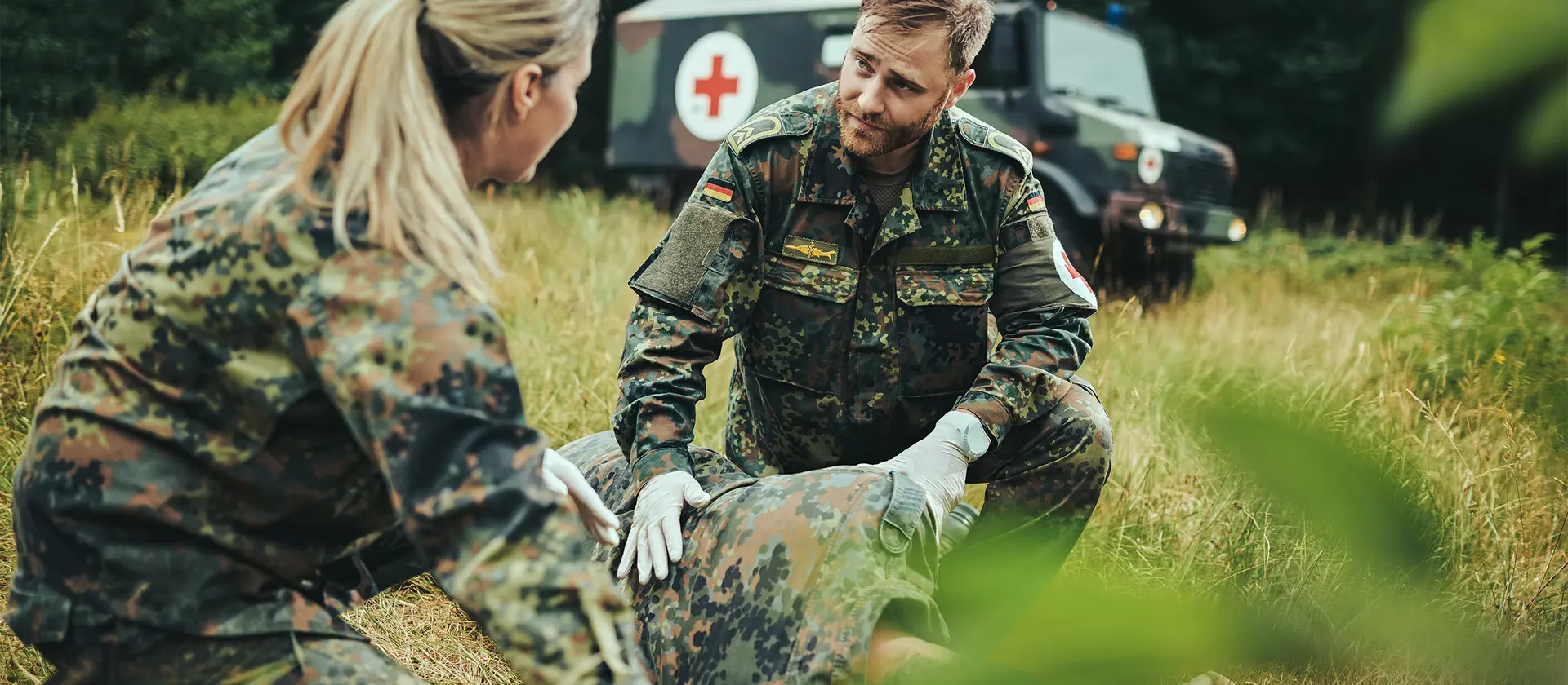 Sanitätssoldatin und -soldat kümmern sich um einen Verletzten