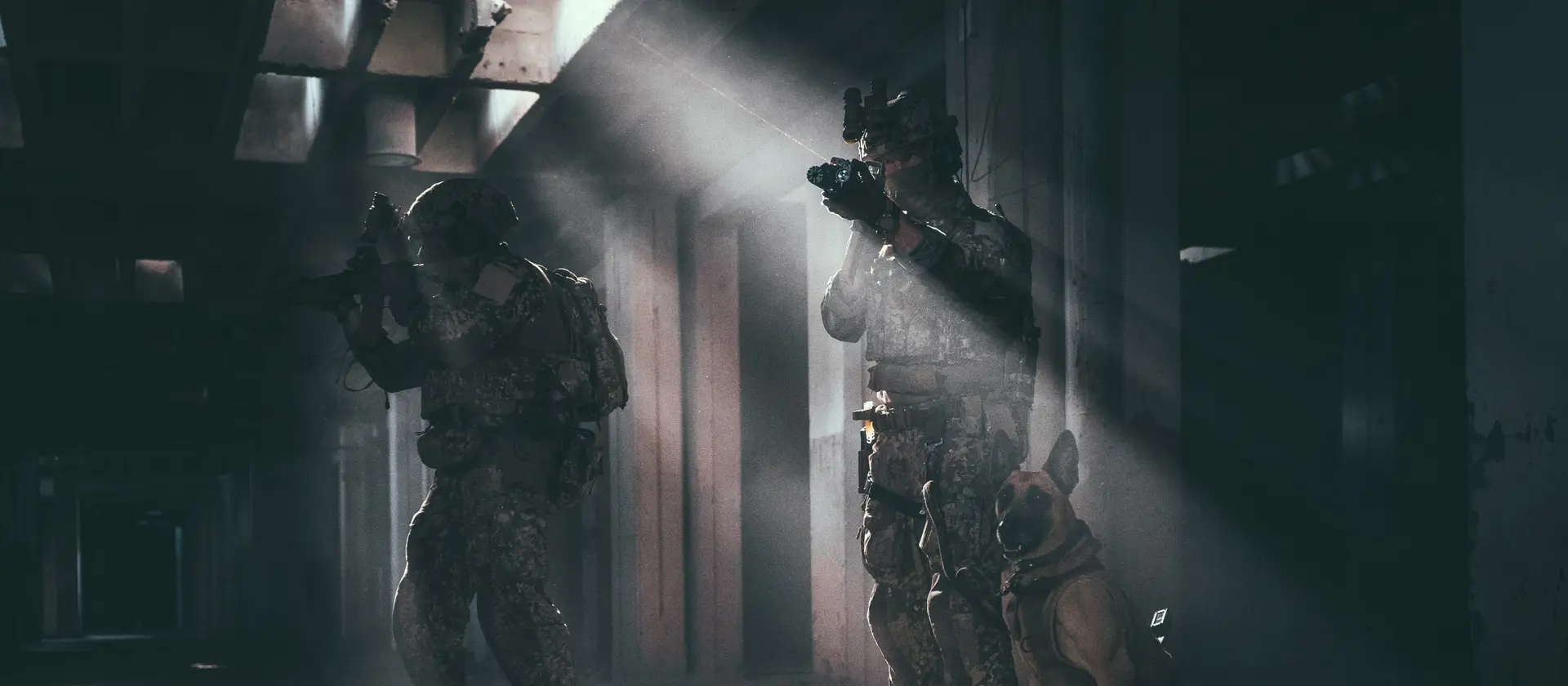 Soldaten der Spezialkräfte mit Gewehren in einem Gebäude