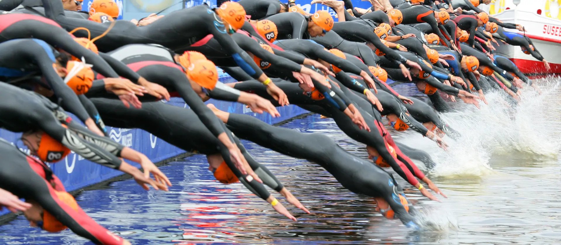 Schwimmer springen ins Wasser