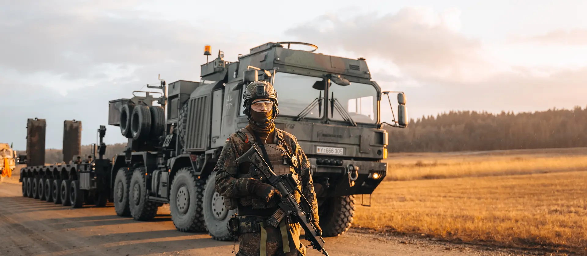 Soldat vor Transportfahrzeug