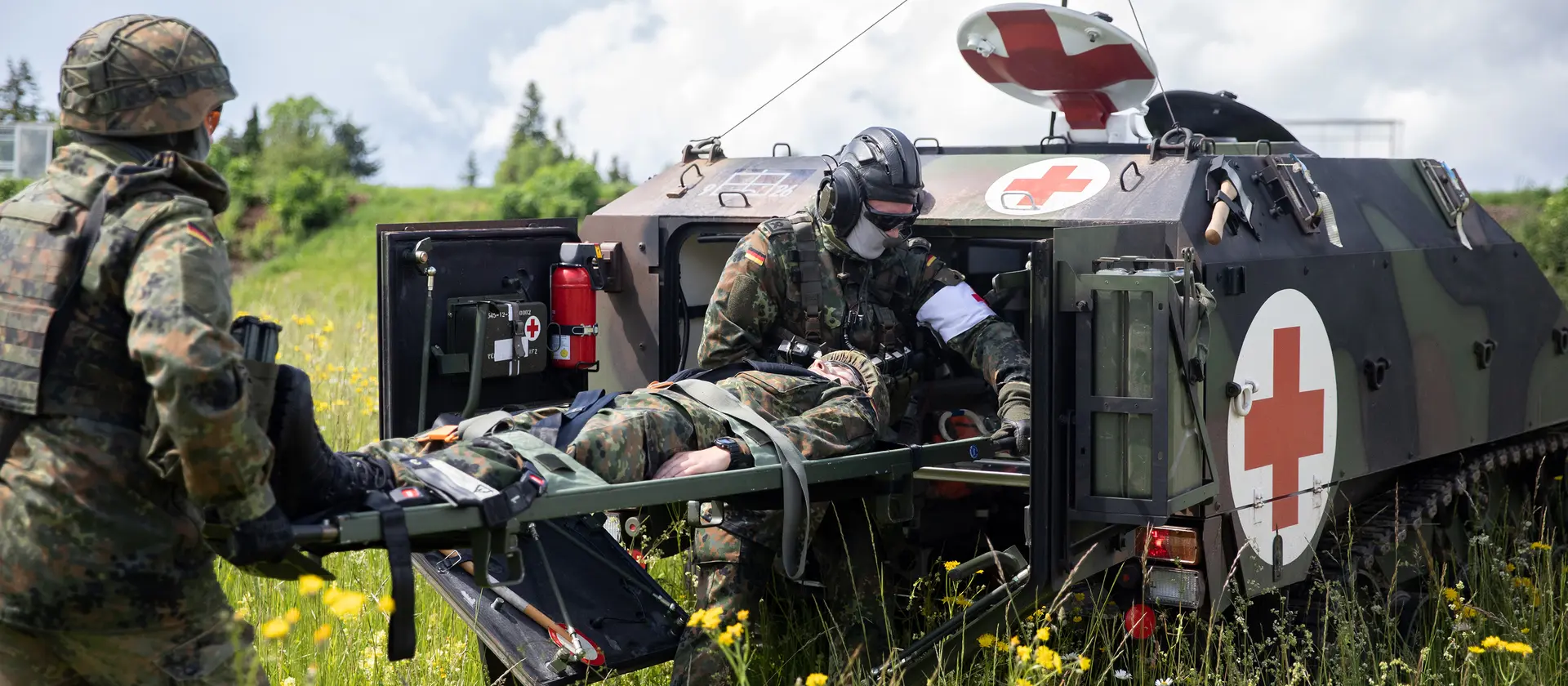 Die Sanitätstruppe der Bundeswehr versogt einen verwundeten Kameraden