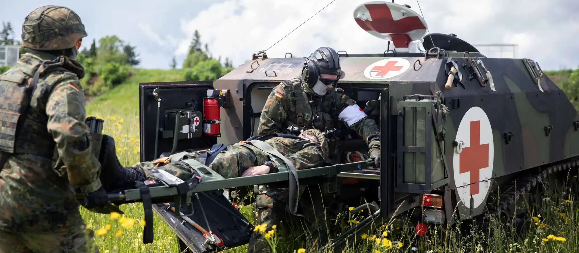 Sanitätskräfte der Bundeswehr versorgen verwundete Kameraden