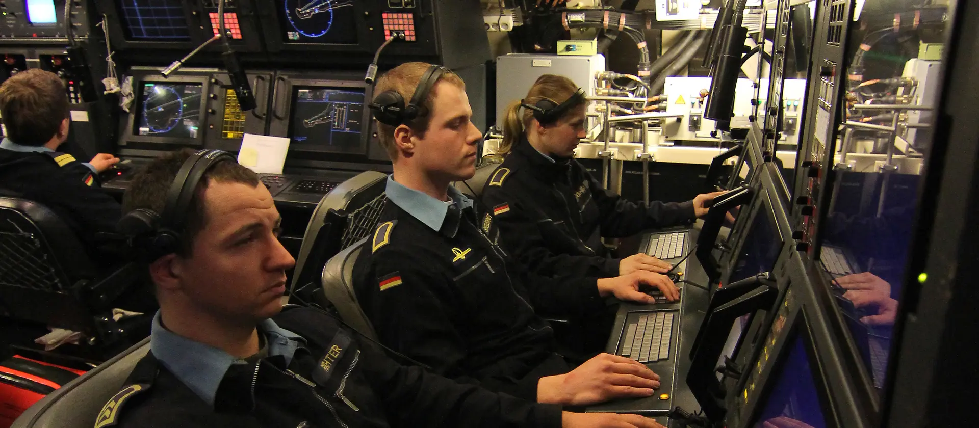 Soldaten an der Sonarkonsole