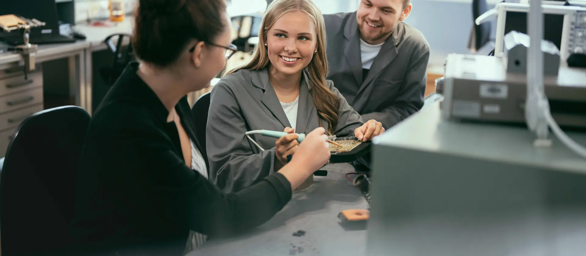 Mehrere junge Personen arbeiten in einer Werkstatt