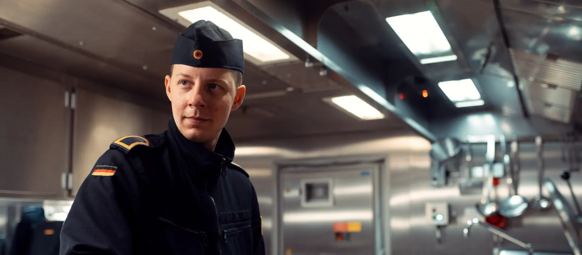 Ein Koch in Uniform bereitet das Essen zu