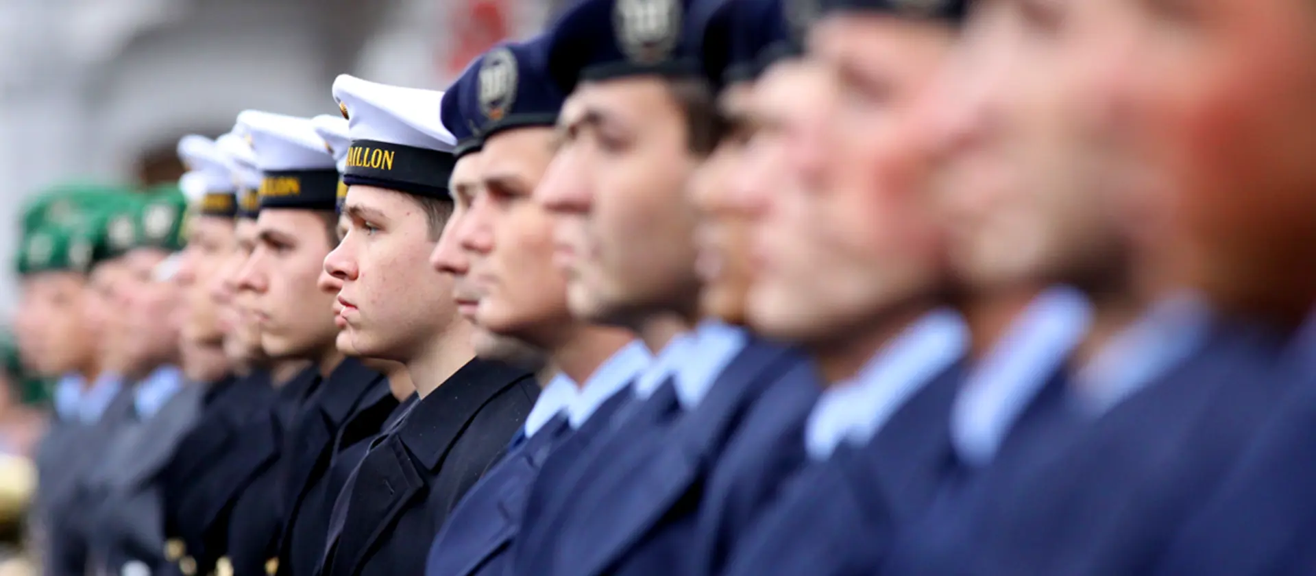 Eine Kollage von Bundeswehr Soldatinnen und Soldaten