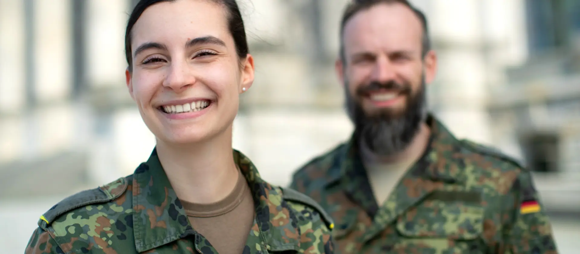 Eine Soldatin und ein Soldat der Bundeswehr