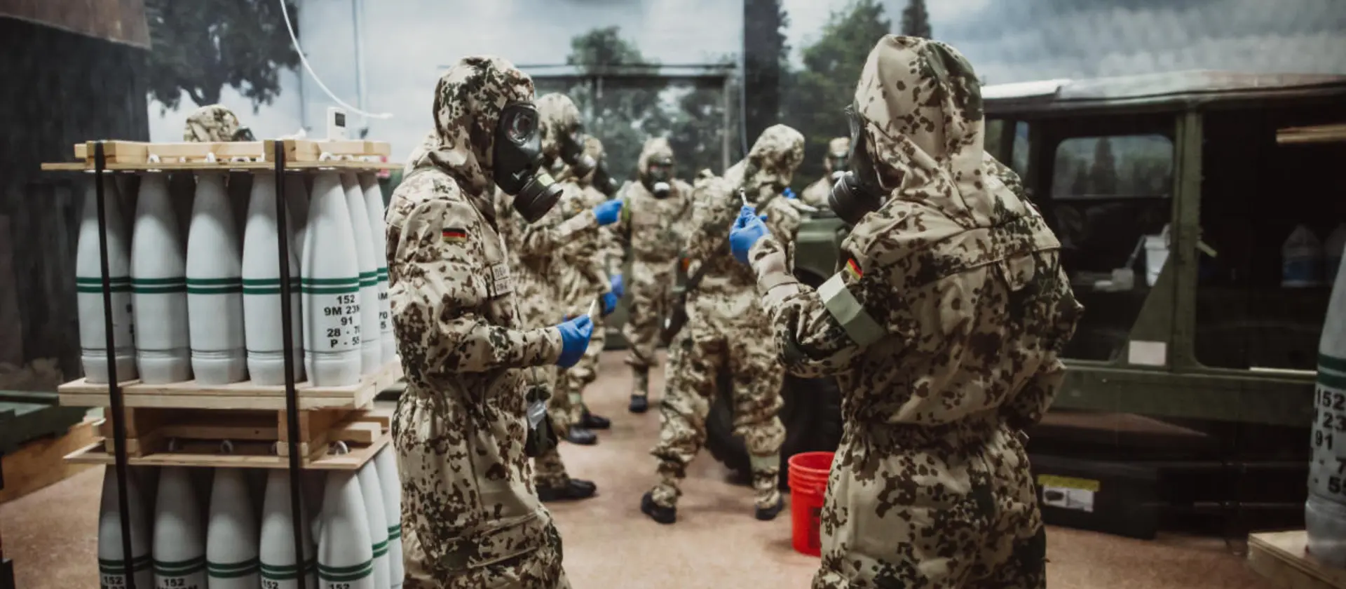 ABC-Abwehr Soldatinnen und Soldaten ziehen ihre Schutzbekleidung an