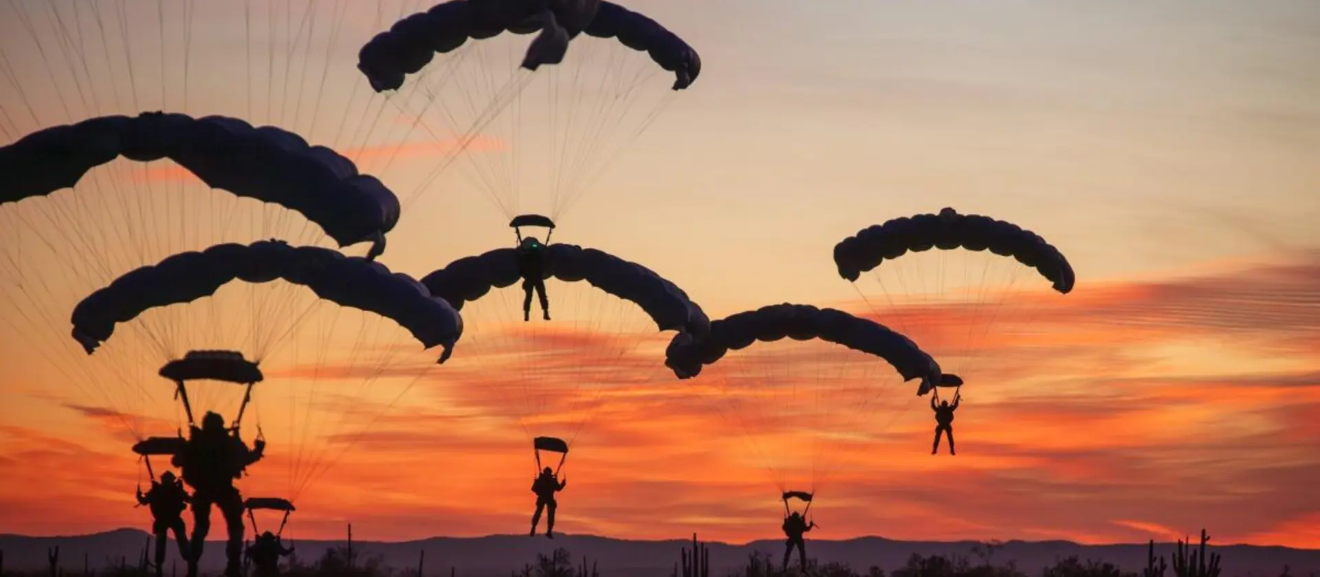 Soldaten springen mit Fallschirmen ab