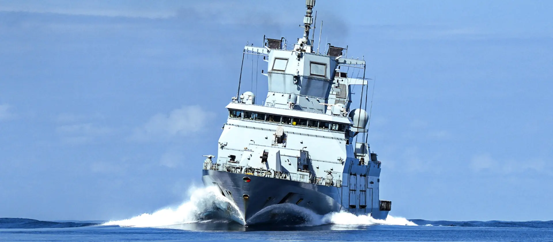 Eine Fregatte der Bundeswehr auf dem Wasser