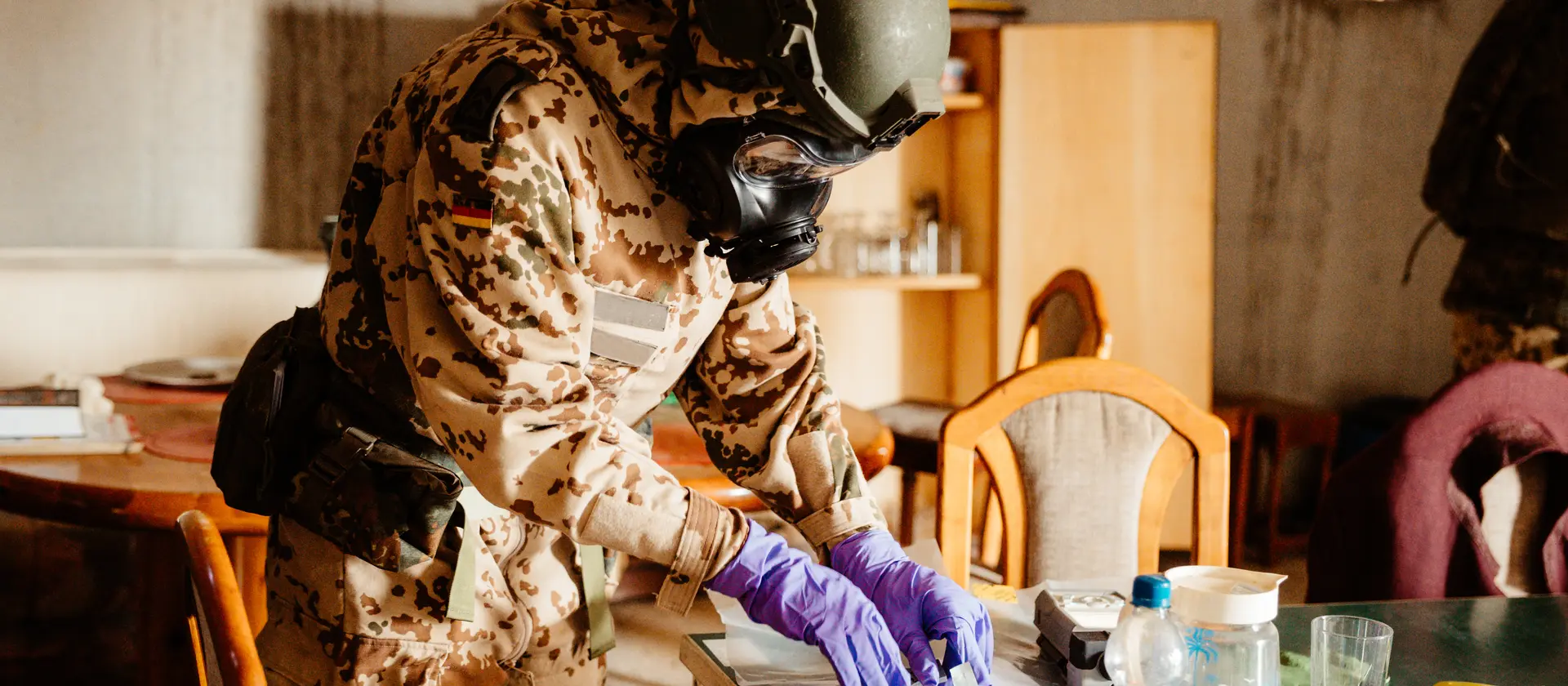 Ein Soldat der Abc Abwehrtruppe untersucht eine Wohnung