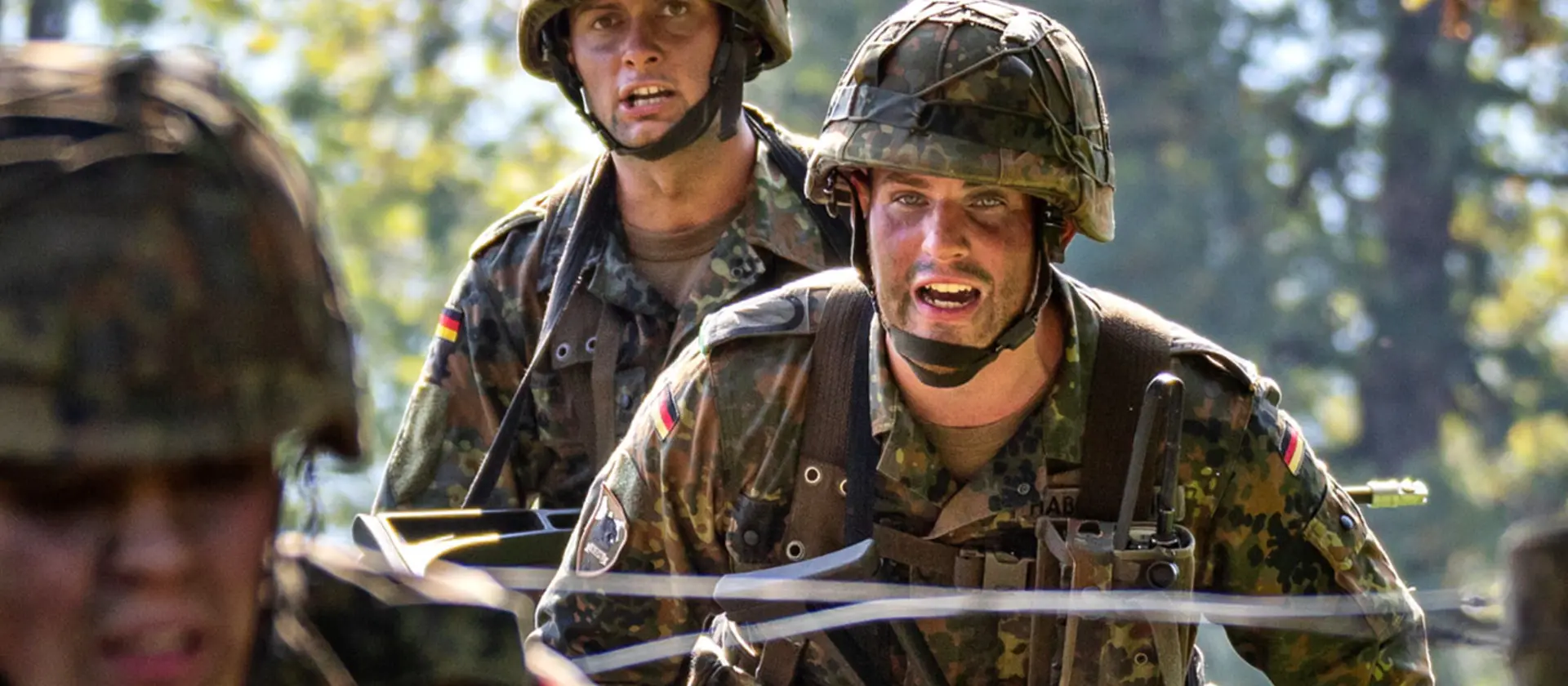Soldaten im Gelände