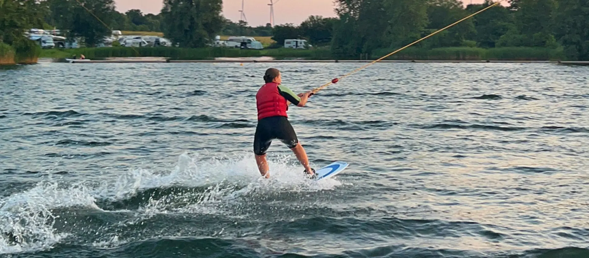 Eine Surferin auf dem Wasser
