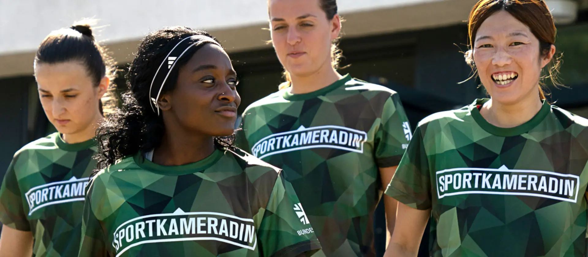 4  Frauen in Trikots der Bundeswehr bei einem Sportevent