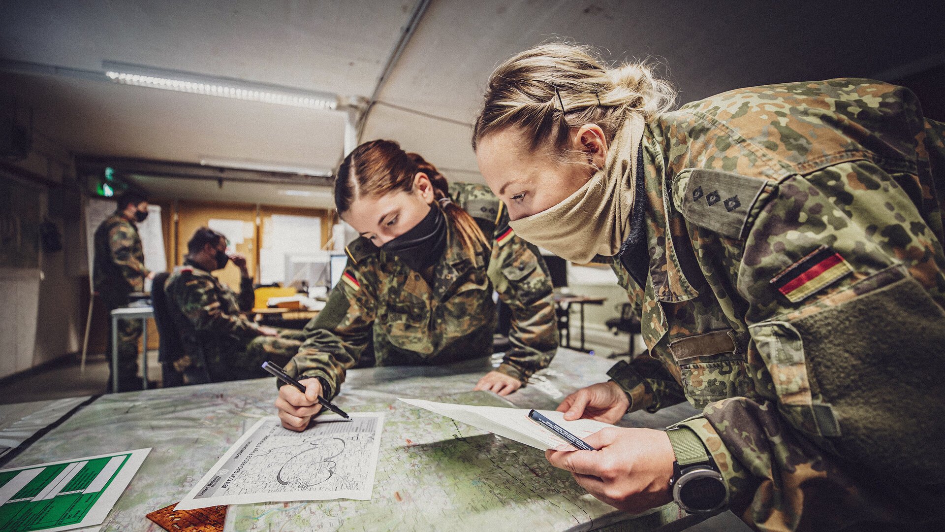 Zwei Offizierinnen prÃ¼fen eine Landkarte