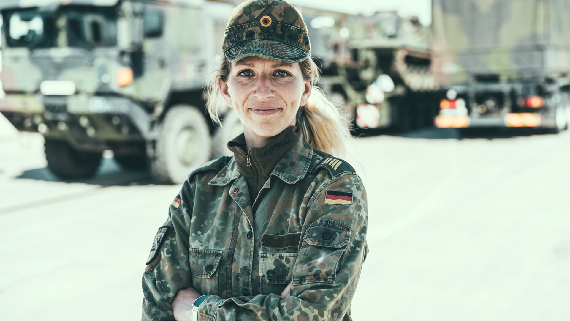 Eine Soldatin der Logistiktruppe steht vor einem militÃ¤rischen LKW