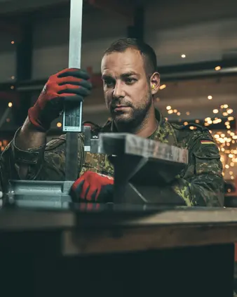 Ein Soldat arbeitet an einer Werkbank