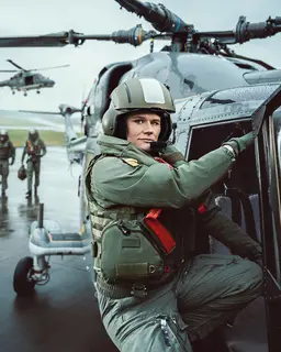 Eine Hubschrauberpilotin der Bundeswehr beim Einsteigen in einen Hubschrauber
