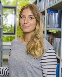 Studentin in der Bibliothek