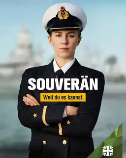 Eine Soldatin. Davor der Schriftzug: Souverän. Weil du es kannst.