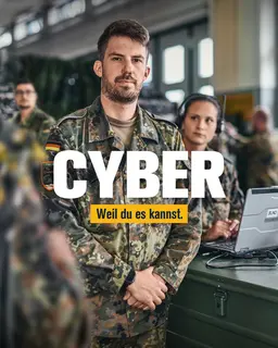 Ein Soldat in Uniform. Davor der Schriftzug: Cyber. Weil du es kannst.