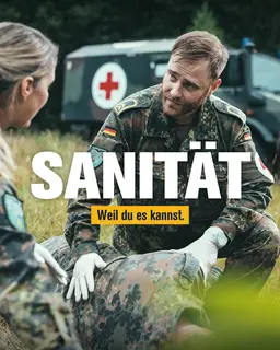 Ein Soldat in Uniform. Davor der Schriftzug: Sanität. Weil du es kannst.