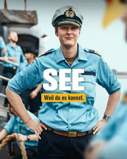 Eine Soldatin in Uniform. Davor der Schriftzug: See. Weil du es kannst.